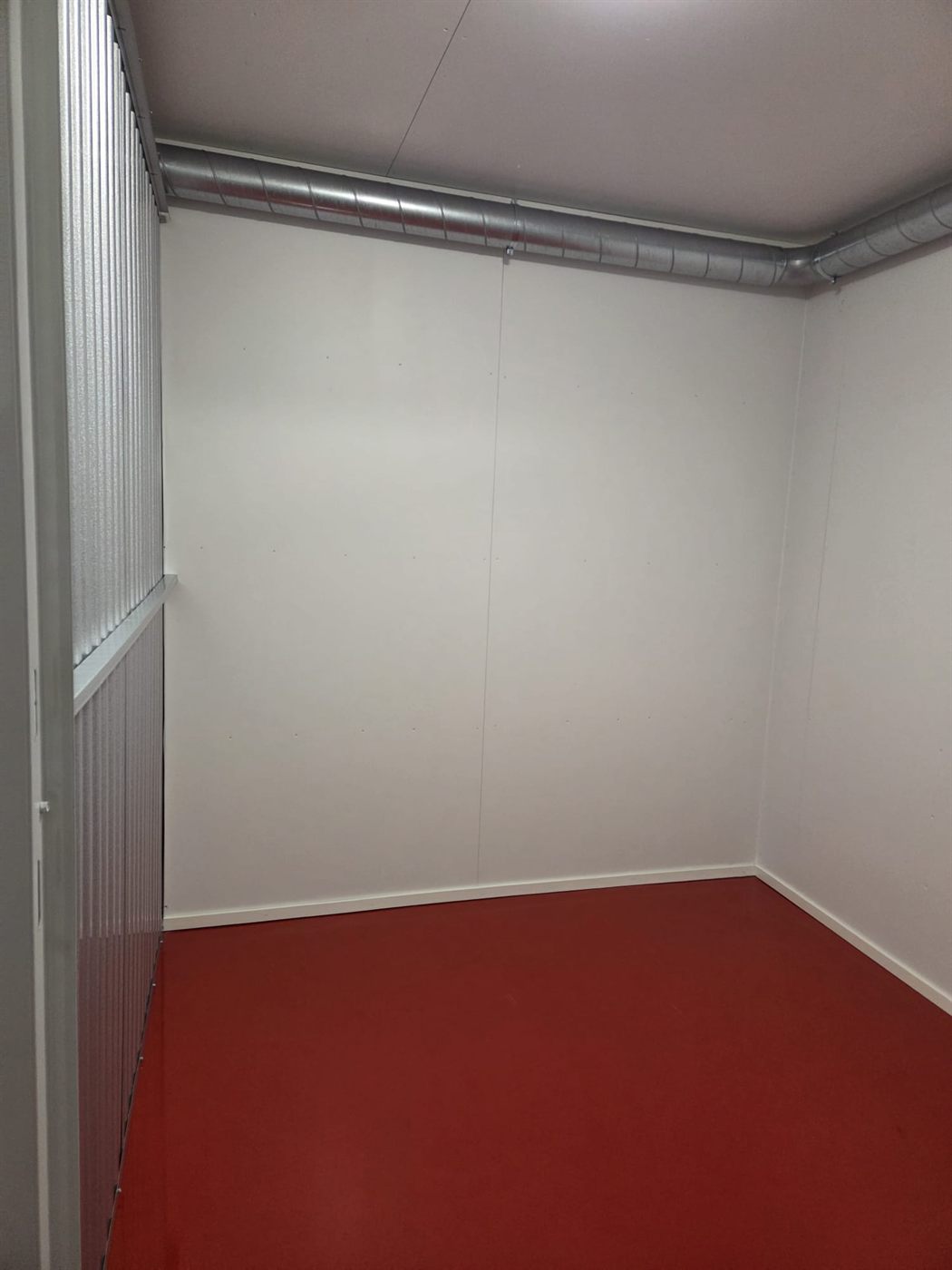 Suuri varastotila (6,7 m²) — tyhjä siisti tila valmiina tavaroillesi