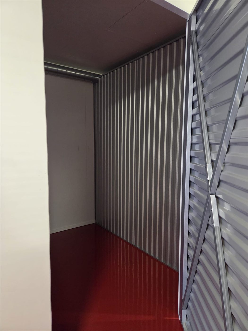 Pieni varastotila (1,6 m²) — kapeampi yksittäinen varasto